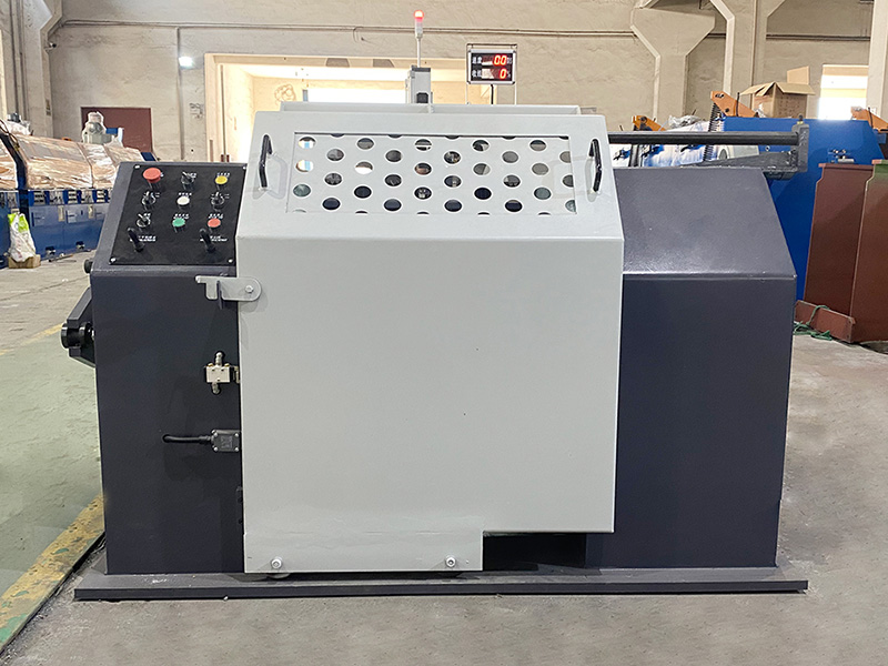 Hogyan kezeli az orsófelvevő gép az anyagvastagság vagy -sűrűség változásait, és van-e rugalmassága a tekercsfeszesség ennek megfelelő beállítására?