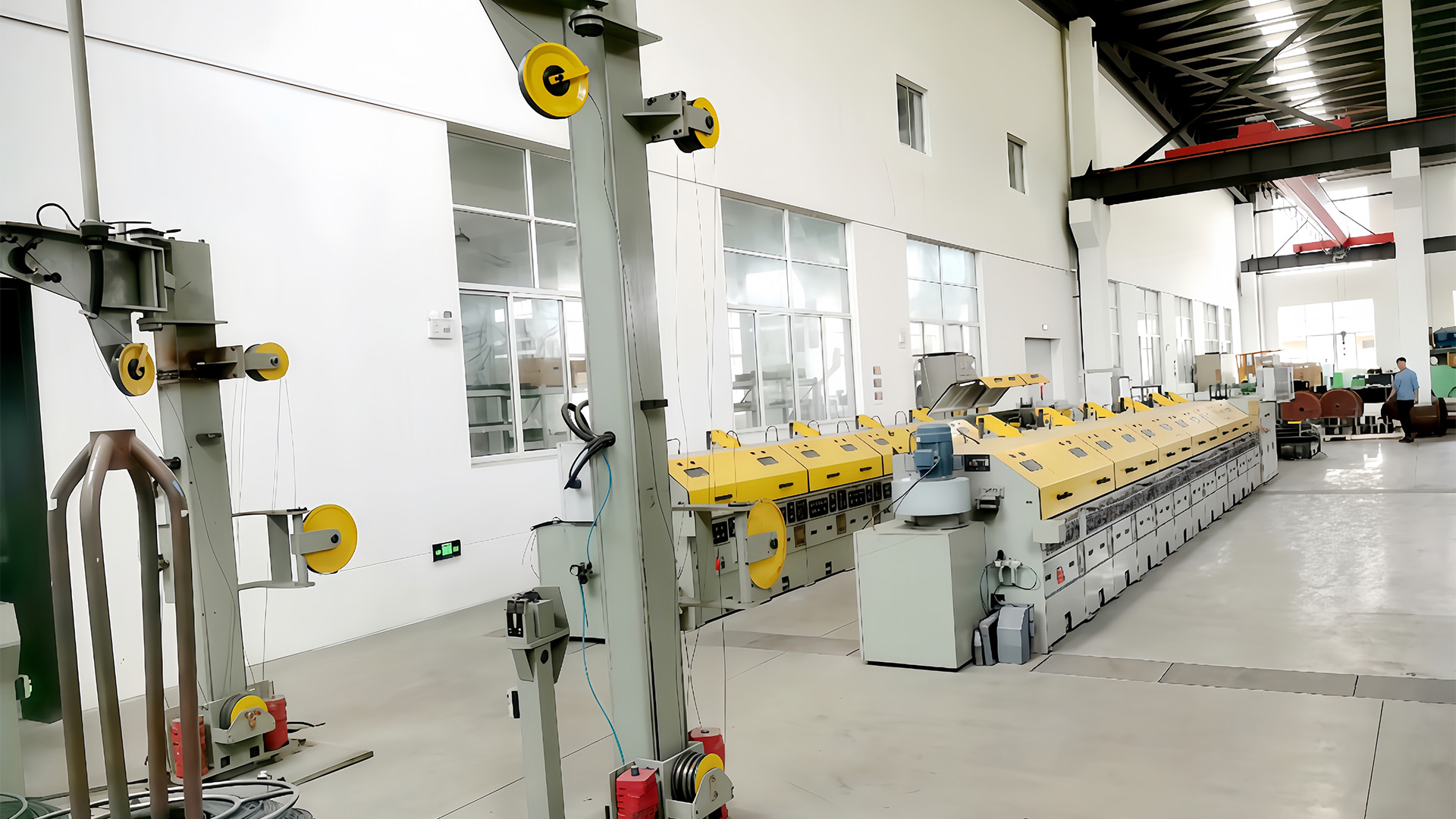 Hogyan tartja fenn a huzalkifizető gép a feszültségszabályozást, hogy megakadályozza a huzal megnyúlását vagy deformálódását a kifizetés során?